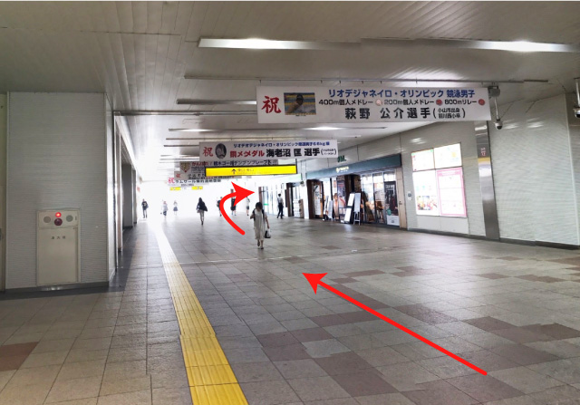 ②通路をまっすぐ進み右手の階段を下りてください